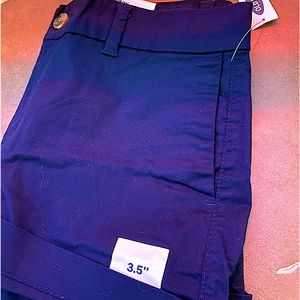 Old navy black everyday short womans size 6. New with tags